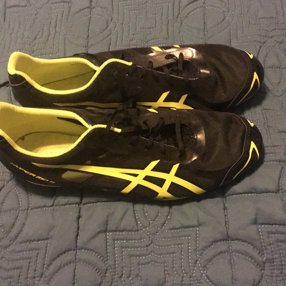 Mid-distance ASICS track spikes